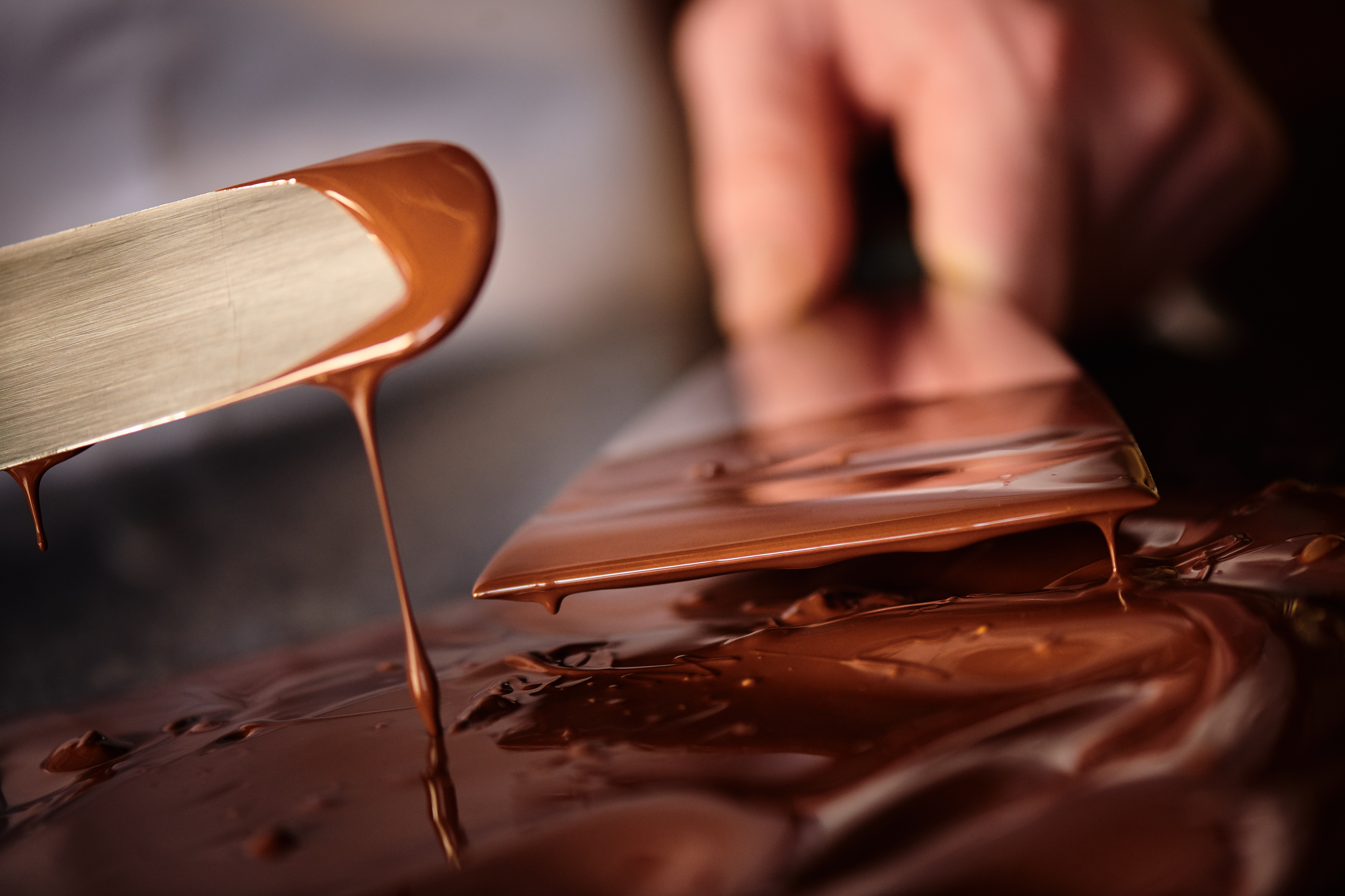 Maître chocolatier Leonidas préparant des pralines artisanales